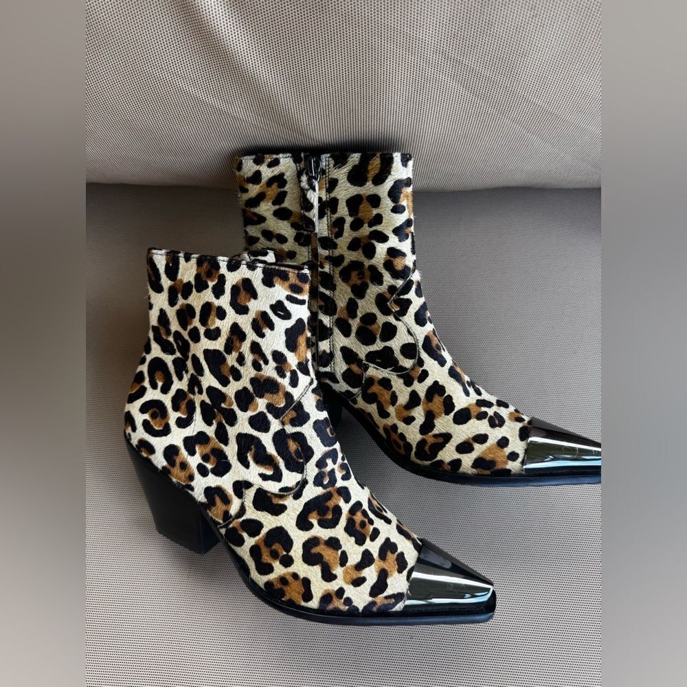 DUNDAS x REVOLVE Gigi Bootie in Tan – Leopard Print – Metal Toe – Size 8,5 - Picture 2 of 11